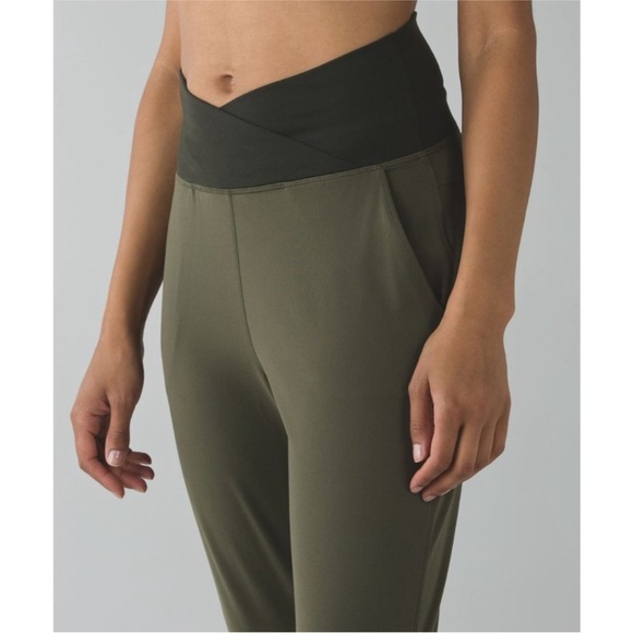 Lululemon Sunset Salutation Crop Size 2/ Fatigue Green Fold Over Waistband - Picture 4 of 9